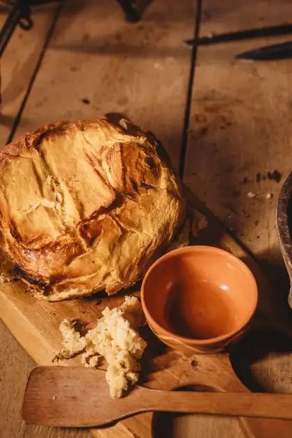 Tonware mit Brot von Grncarija Braca Sunjevaric Zlakusa
